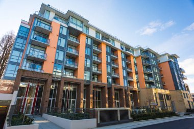 Apartament bina. Alçak apartmanda güneşli British Columbia, Kanada