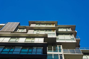 Apartament bina. Alçak apartmanda güneşli British Columbia, Kanada