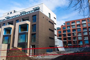 Tnew inşaat tuğla üzerinde daire karmaşık kare windows görüntüleyin. Modern Daire Kompleksi İnşaatı