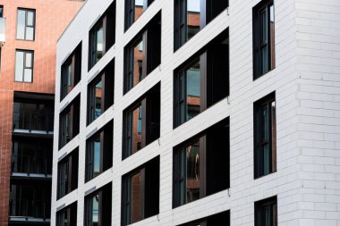 Tnew inşaat tuğla üzerinde daire karmaşık kare windows görüntüleyin. Modern Daire Kompleksi İnşaatı