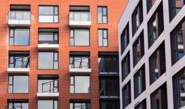 Modern ve yeni apartman. Multistoried, yeni, modern ve şık yaşam blok daireler. Gerçek arazi. Yeni ev. Yeni blok daireler inşa edilmiş