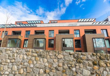 Kırmızı tuğla ile banliyö konut sokak ev sahipliği yapmaktadır. Modern Daire Kompleksi İnşaatı