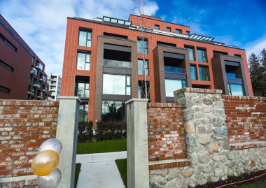 Modern kırmızı tuğla Apartment Complex sert kaya çit duvar ile. Ev Konut karmaşık Emlak.