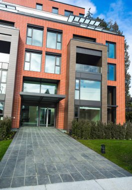 Modern kırmızı tuğla Apartment Complex sert kaya çit duvar ile. Ev Konut karmaşık Emlak.