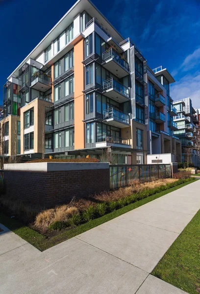 Edificio Apartamentos Baja Altura Día Soleado Columbia Británica Canadá — Foto de Stock
