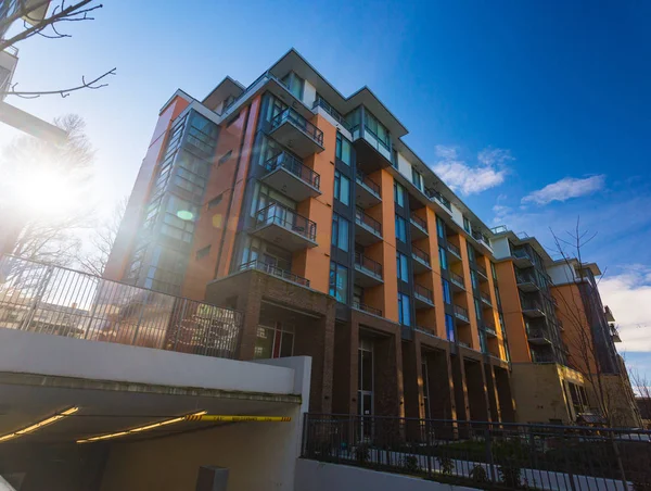 Alçak apartmanda güneşli British Columbia, Kanada