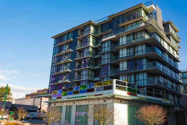 아파트 건물입니다 브리티시 컬럼비아 캐나다에 화창한 아파트 — 스톡 사진