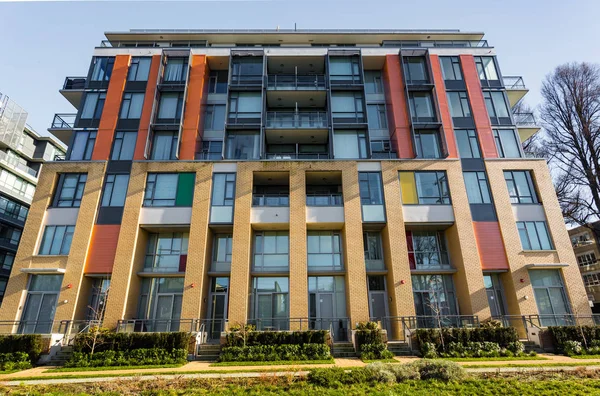 아파트 건물입니다 브리티시 컬럼비아 캐나다에 화창한 아파트 — 스톡 사진