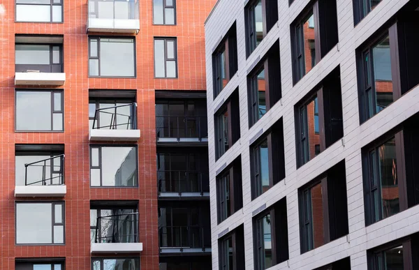 Tnew inşaat tuğla üzerinde daire karmaşık kare windows görüntüleyin. Modern Daire Kompleksi İnşaatı
