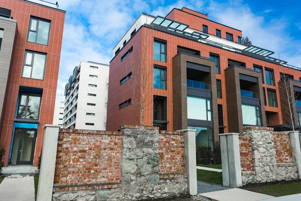 Nowoczesne Red Brick Apartment Complex Litej Skale Ściana Kompleks Nieruchomości — Zdjęcie stockowe