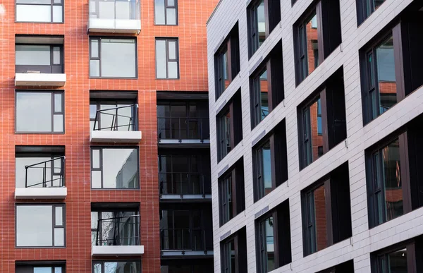 Переглянути Tnew Будівництві Цегла Апартаменти Комплексу Квадратних Windows Сучасні Апартаменти Стокове Зображення