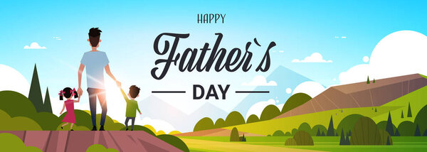счастливый день отца семейный праздник дочь и сын держать отца за руку стоять в стороне глядя концепция заката плоский
