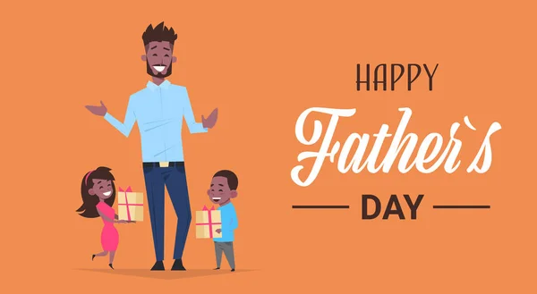 Feliz día del padre vacaciones familiares hija africana e hijo regalo regalo para papá concepto tarjeta de felicitación plana — Vector de stock