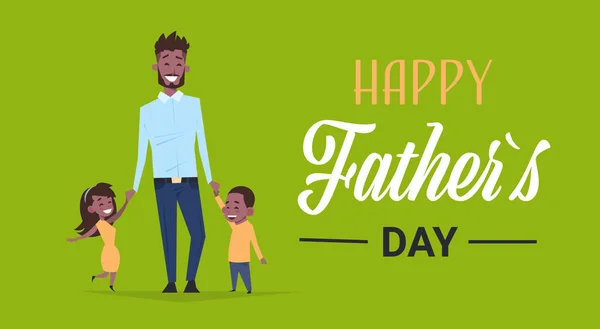 幸せな父の日家族の休日アフリカ娘と息子はお父さんの手グリーティング カード フラット保持します。 — ストックベクタ