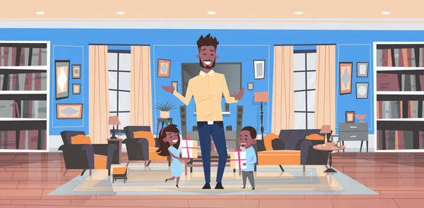 Feliz dia do pai férias em família filha africana e filho presentes para o pai na sala de estar cartão de saudação plana — Vetor de Stock