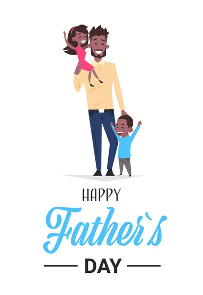 Felice festa del padre vacanza in famiglia, uomo africano papà tenere figlia e figlio biglietto di auguri piatto — Vettoriale Stock