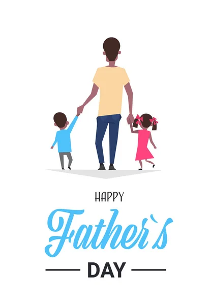 Feliz día del padre día de fiesta familiar africana hija e hijo sostienen papá mano pie atrás tarjeta de felicitación plana — Vector de stock