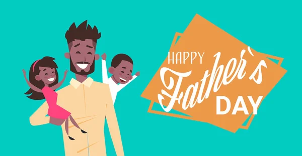快乐父亲节家庭假期, 非洲人爸爸抱着女儿和儿子的贺卡平 — 图库矢量图片