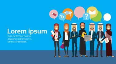 Arapça insanlar Grup sohbet ile mavi arka plan üzerinde kabarcıklar. Tam uzunlukta Arap iş takım geleneksel giyiyor elbise düz kopya alanı