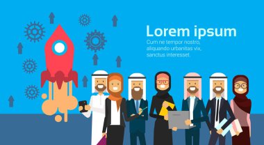 Arapça insanlar üzerinde mavi arka plan işleme başlatmak roket grup. Tam uzunlukta Arap iş takım geleneksel giyiyor elbise düz kopya alanı