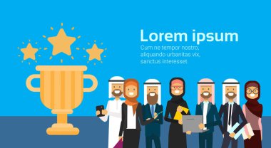 Arap iş adamları altın ödül kazanan Kupası ile mavi arka plan üzerinde takım. Arap başarılı iş takım kavramı tam kopyaya alanı