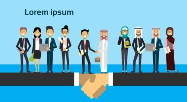 iş işadamı titreyen eller Arapça adam giyim takım elbise, mix yarış tam uzunlukta iş anlaşması ve ortaklık kavramı