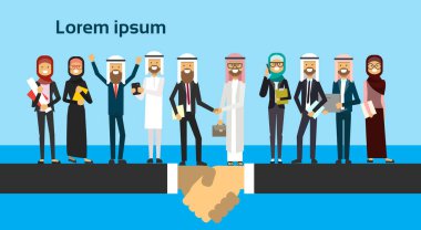 iş ve geleneksel giysi, tam uzunlukta iş anlaşması ve ortaklık kavramı Arapça işadamı sallayarak eller