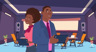 iki Afrika iş kişi stand arka sohbet iletişim, iletişim sosyal ağ tartışırken iş adamları düz