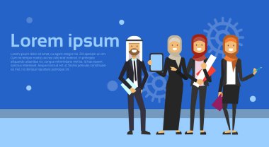 Grup mavi arka plan Müslüman işçiler takım afiş kopya alanı düz ile birlikte siyah takım elbise çalışma Arap iş adamları