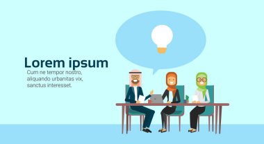 Arap iş adamları tartışırken sohbet iletişim ofis resepsiyon iş fikir afiş kopya alanı düz ile oturup konuşmak