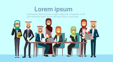 Müslüman Arap iş insanlar grup toplantısı birlikte oturup ofis büro, eğitim beyin fırtınası afiş kopya alanı düz ile ekip