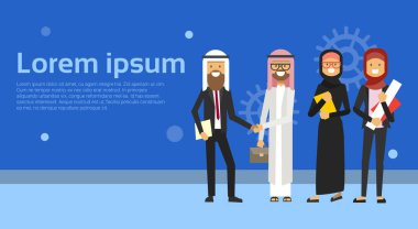Arapça insanlar giyen geleneksel giysiler tam uzunlukta Arap iş adam el sıkışma, Müslüman erkek kadın afiş kopya alanı düz Grup