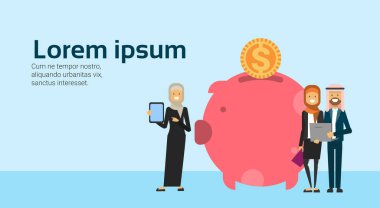 Arap iş adamları dizüstü başarılı Arap etmek servet birikimi para kutusunu piggy banka finansal başarı ekip çalışması kavramı kopya alanı düz büyüyen tutun.