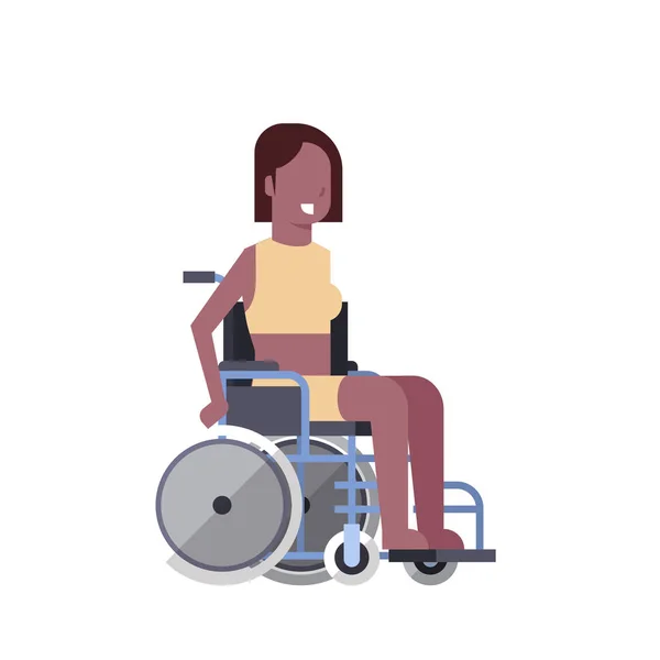 Kobieta siedzieć na wózku inwalidzkim na białym tle wyłączone osoby koncepcja płaski — Wektor stockowy