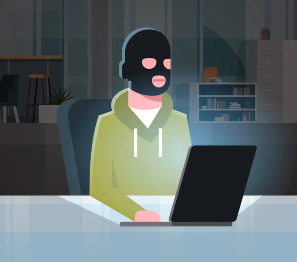 人黑面具坐在电脑黑客活动概念病毒数据隐私攻击互联网信息安全平台 — 图库矢量图片