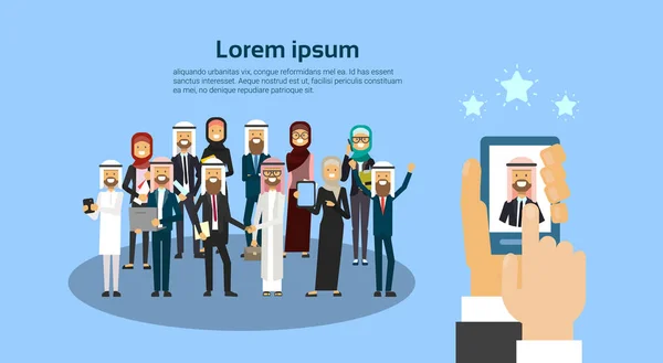 Gadget'ı El Arap iş adamları seçerek aday tutarak grup insan kaynakları kavramı afiş kopya alanı düz ile — Stok Vektör