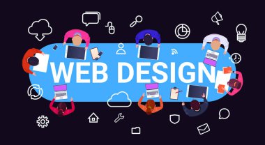 en iyi açı Görünüm grubunda farklı insanların gadget'lar web tasarım, beyin fırtınası çalışma ve duyarlı ağ web sitesi fikirler medya bilgi kavramı