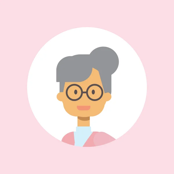 Schattige oma gezicht gelukkige vrouw glazen portret op roze achtergrond, vrouwelijke avatar plat — Stockvector