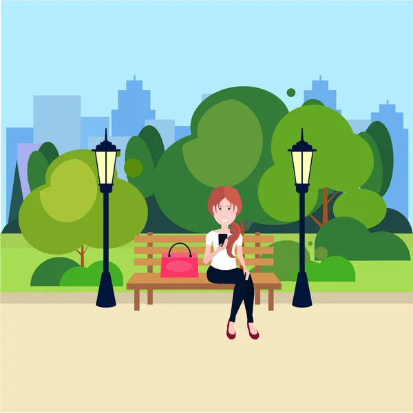 Κρατήστε πατημένο το δημόσιο αστικό πάρκο γυναίκα smartphone κάθεται ξύλινο πάγκο δέντρα πράσινο γκαζόν λάμπα του δρόμου στην επίπεδη φόντο πρότυπο κτίρια πόλη — Διανυσματικό Αρχείο