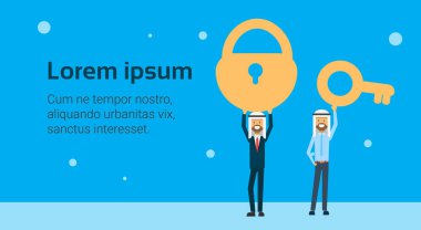 iki Arap işadamı lider kilit ve anahtar, takım başarı kavramı mavi arka plan üzerinde düz tutun, alanı Kopyala