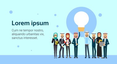 Arap iş grup lideri tutun ışık lamba, yeni fikir başarı takım iş kavramı mavi arka plan, düz, kopya alanı