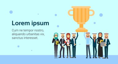 Arap iş grup lideri tutun kazanan ödül Kupası, başarı takım iş kavramı mavi arka plan, düz, kopya alanı