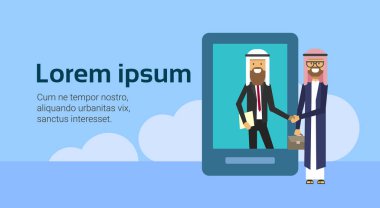 iş ve geleneksel giysi, tam uzunlukta iş anlaşması ve ortaklık kavramı tokalaşırken tablet Arapça işadamı