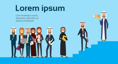 Arap işadamı iş ekibi ile konuşan megafon, Arapça grup geleneksel giysiler, kariyer ilerleme kavramı, tam uzunlukta iş anlaşması ve ortaklık, kopya alanı, düz