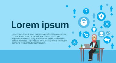 Arap işkadını ofis masa başında oturan tutun laptop, yeni fikir simgesi kavramı, iş kadını sert çalışma işlemi, düz, kopya alanı
