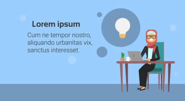 Arap işkadını ofis masa başında oturan tutun laptop, yeni fikir simgesi kavramı, iş kadını zor çalışma süreci, düz