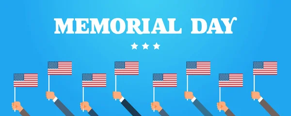 Memorial day EUA cartão papel de parede, mãos segurar bandeira nacional americana com estrelas no fundo azul, design plano , — Vetor de Stock
