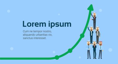 Arap işadamları grubu mali ok yukarı büyüme ve ekip çalışması kavramı mavi arka plan üzerinde düz yükselterek piramit kal