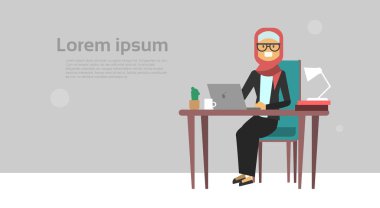 Arap işkadını ofis resepsiyon tutun laptop, iş kadını zor çalışma işlemi kavramı, afiş, düz oturan