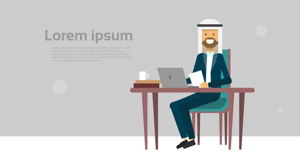 Arabo uomo d'affari seduto alla scrivania tenere il computer portatile, business man cofee break concept, piatto — Vettoriale Stock